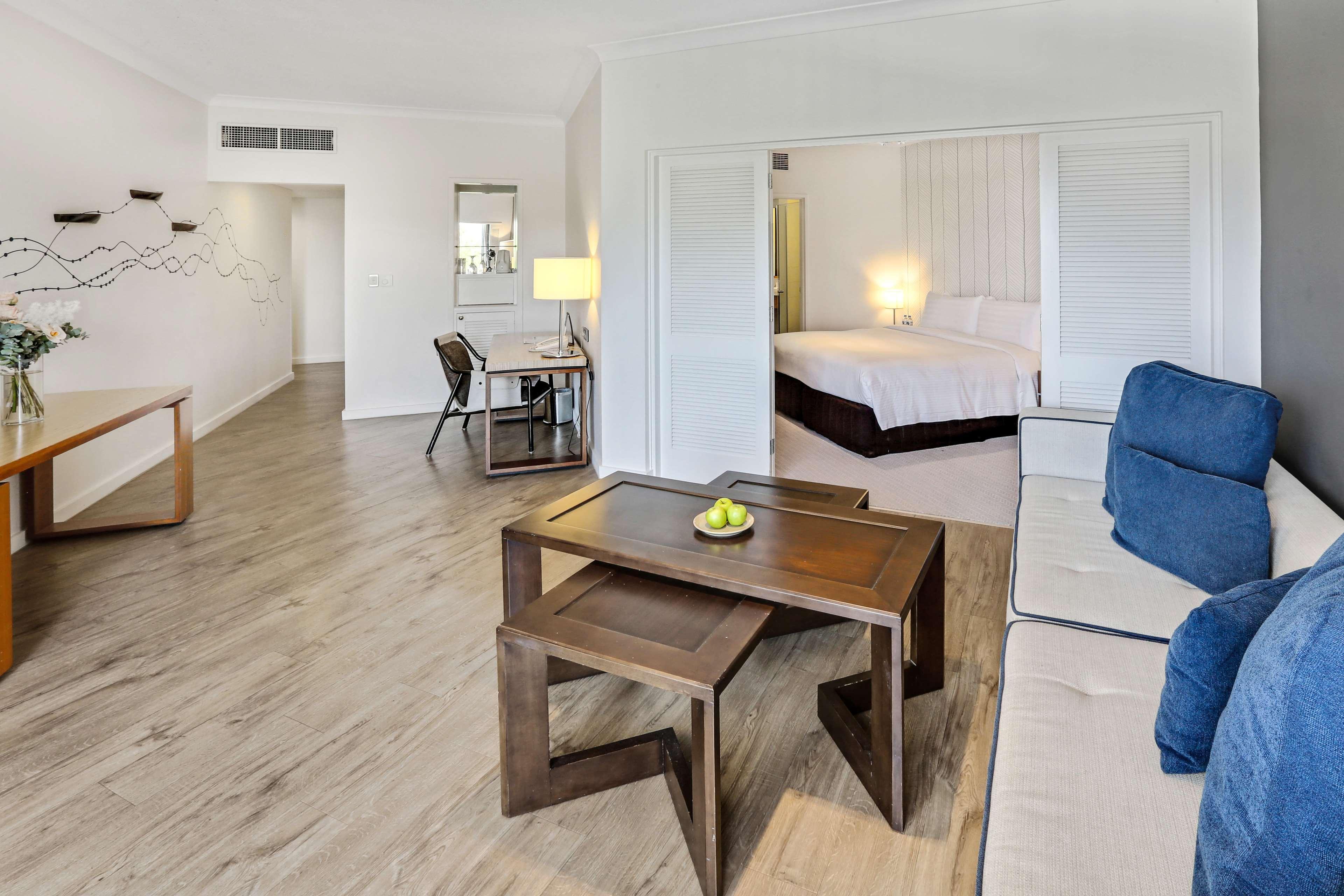 Shangri-La The Marina, Cairns Exterior photo A typical hotel room