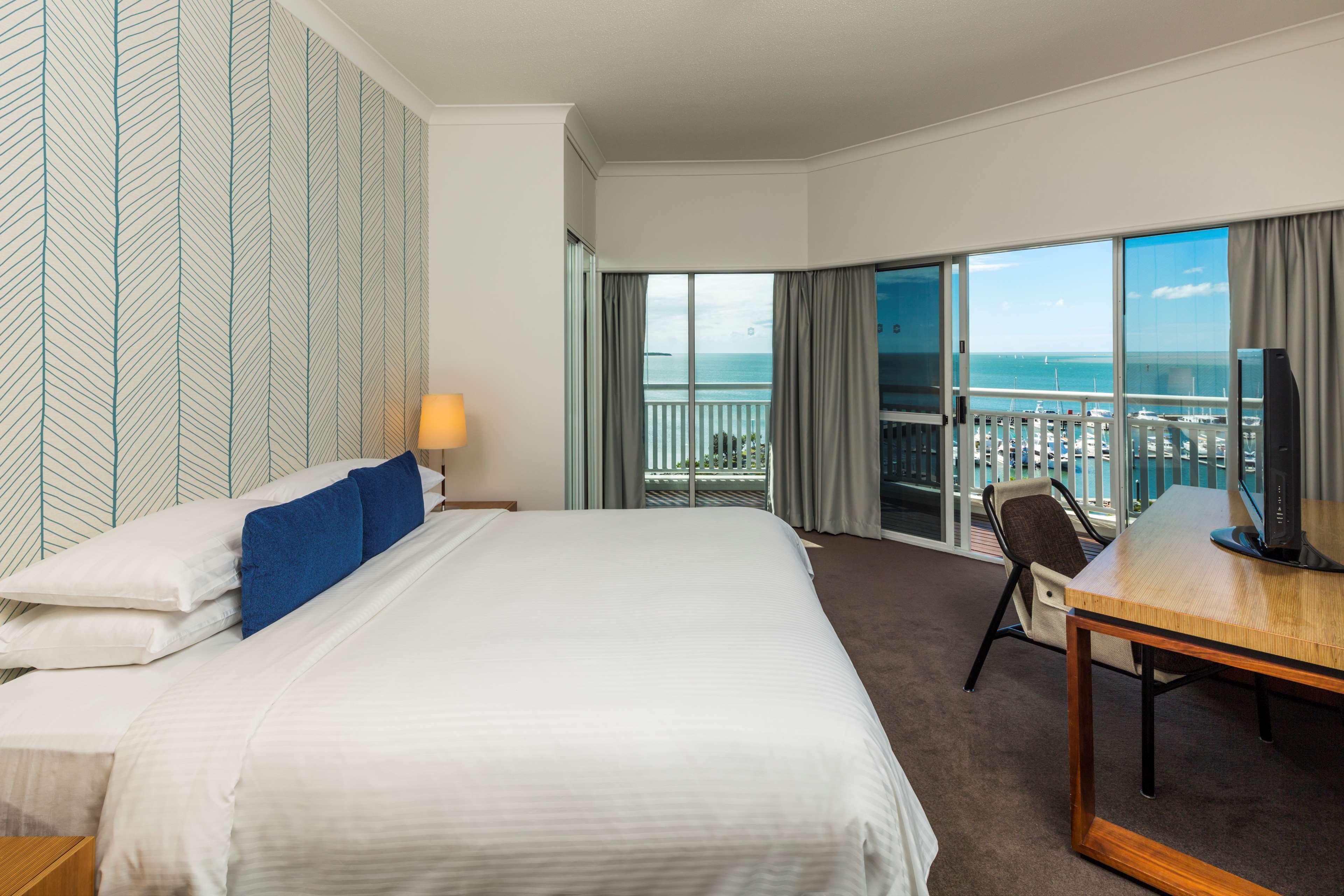 Shangri-La The Marina, Cairns Exterior photo A guest room at the Sheraton Grand Hotel