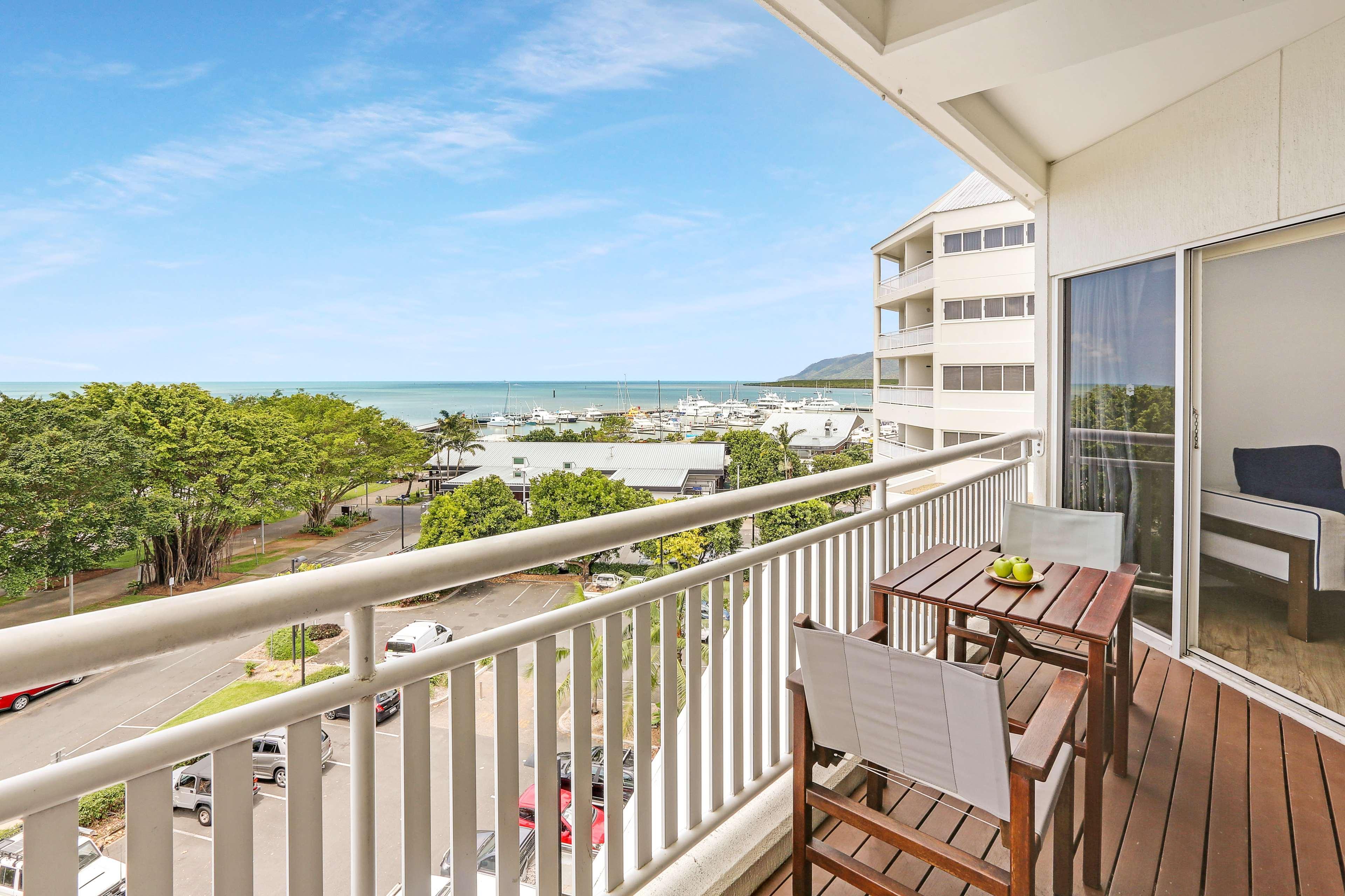 Shangri-La The Marina, Cairns Exterior photo A balcony in a residential apartment