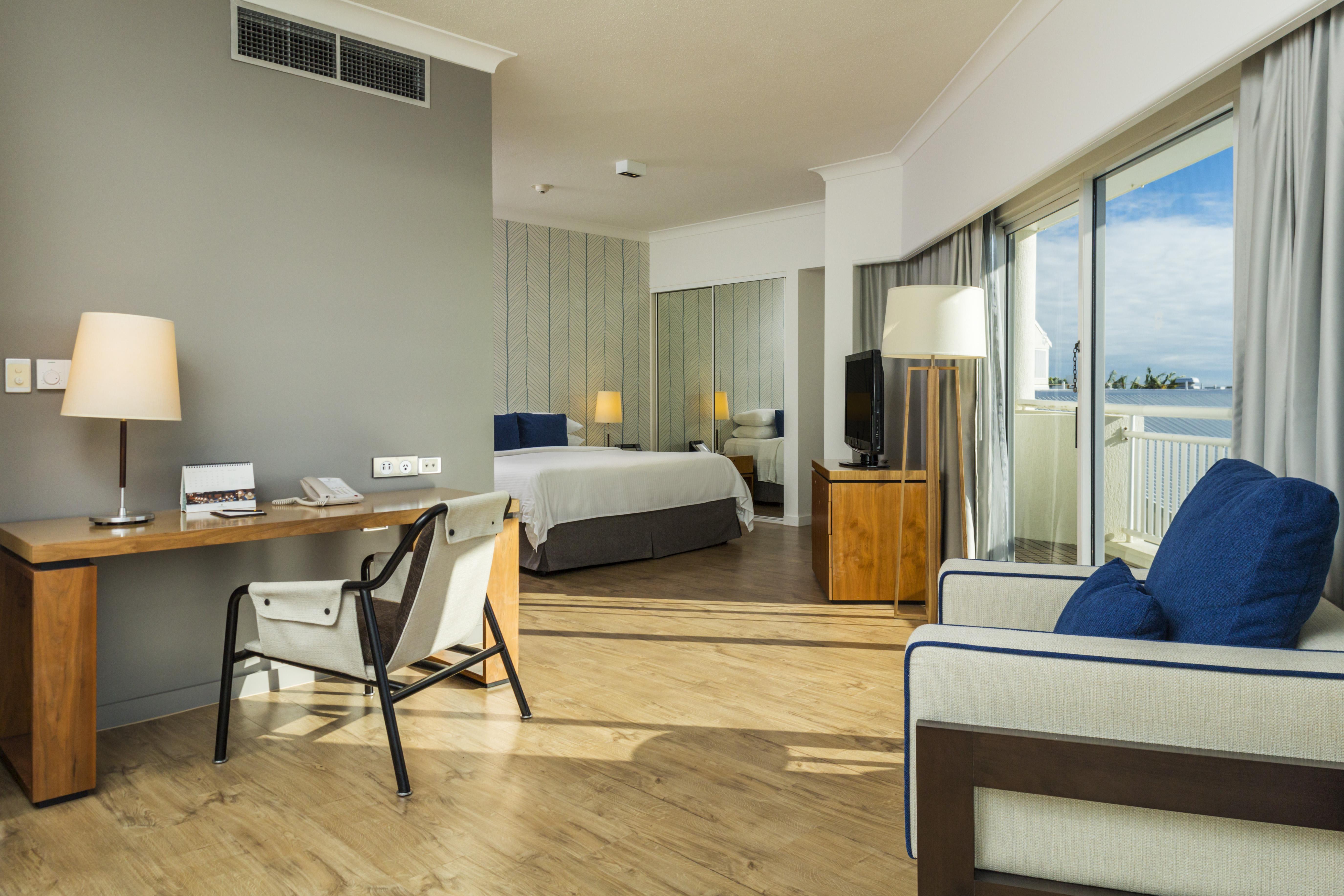 Shangri-La The Marina, Cairns Exterior photo A room at the hotel