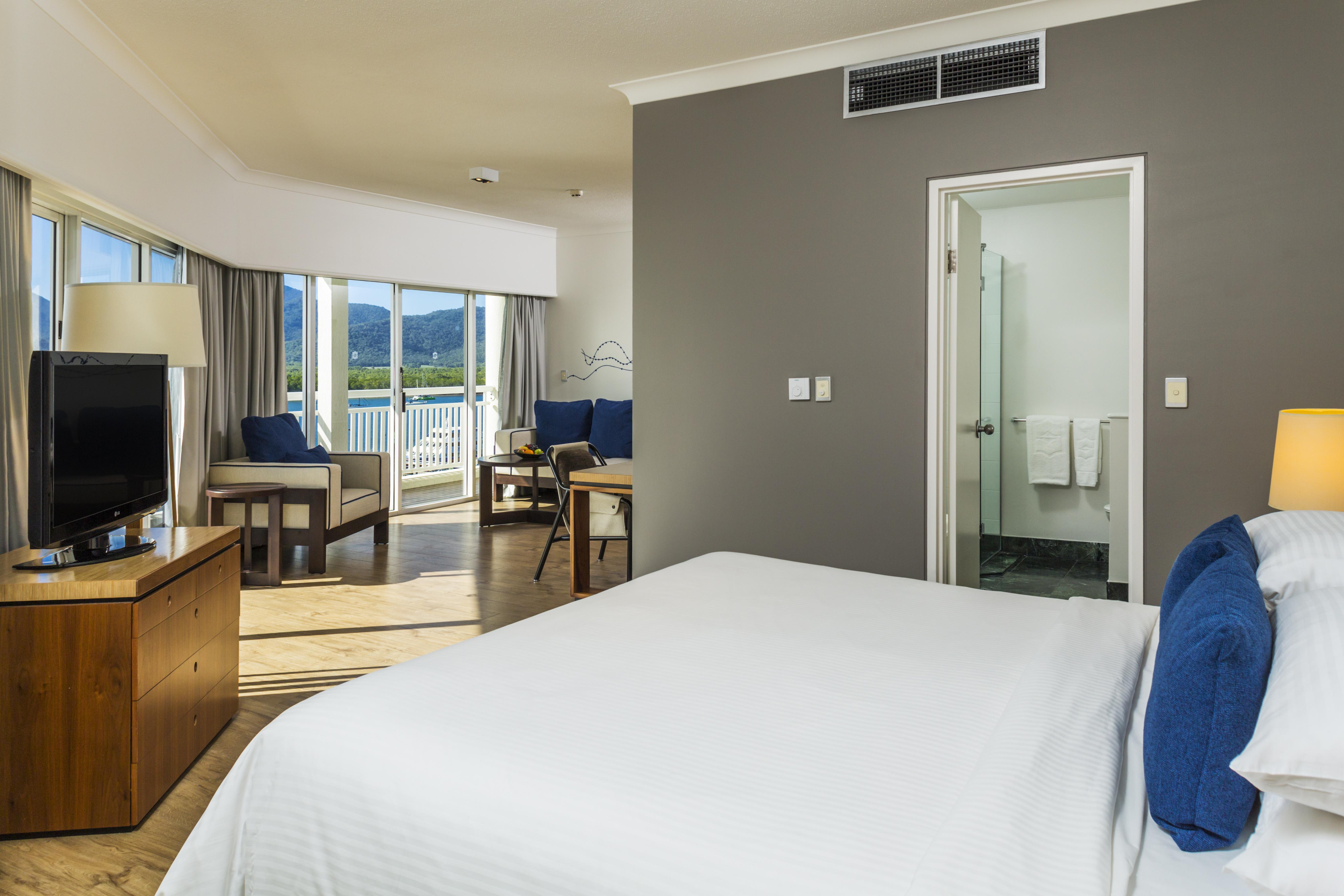 Shangri-La The Marina, Cairns Exterior photo A room at the Hilton Maldives