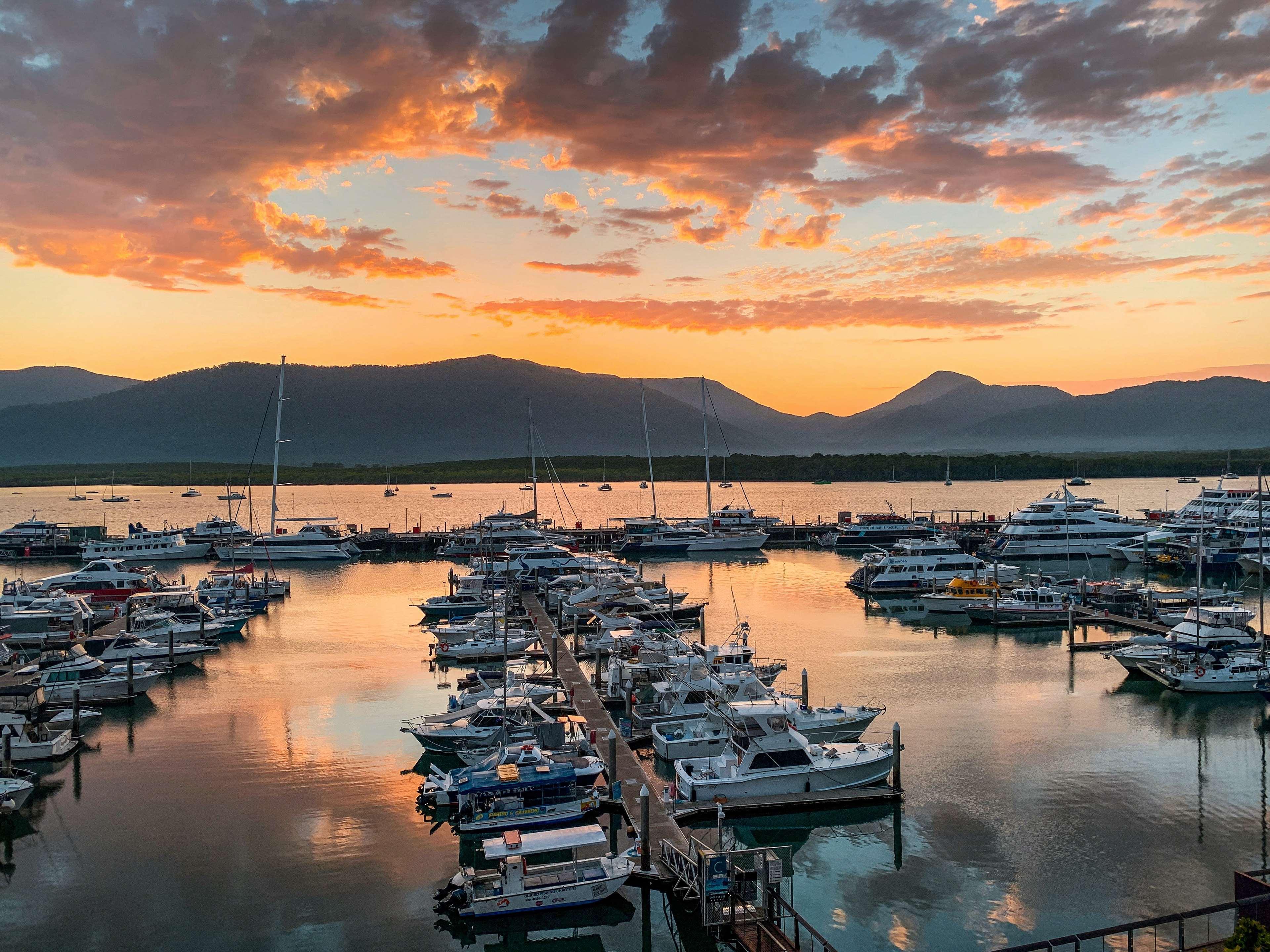Shangri-La The Marina, Cairns Exterior photo Sunset at the Port of Whitsundays