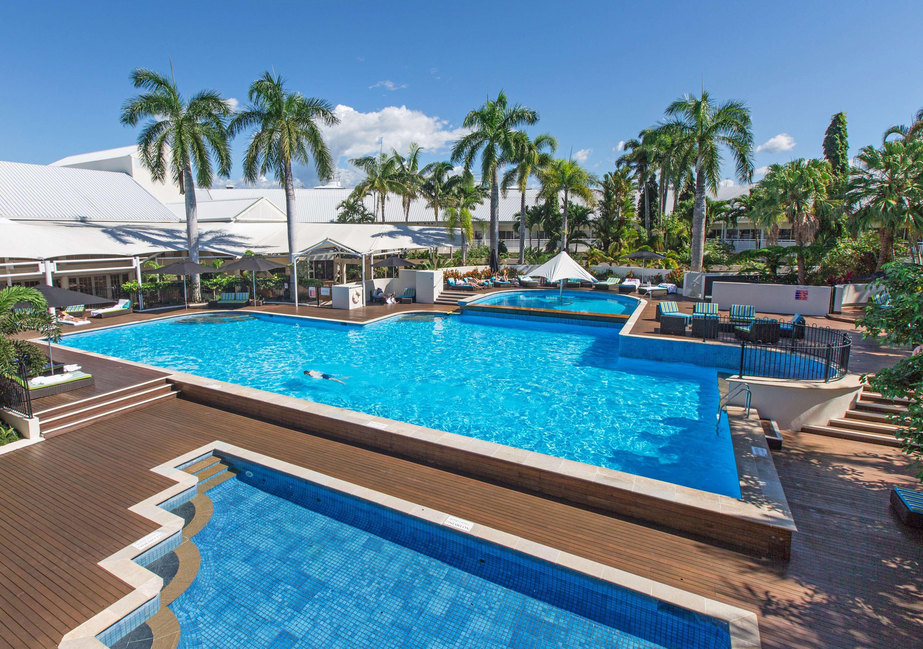 Shangri-La The Marina, Cairns Exterior photo Pool at the Hilton