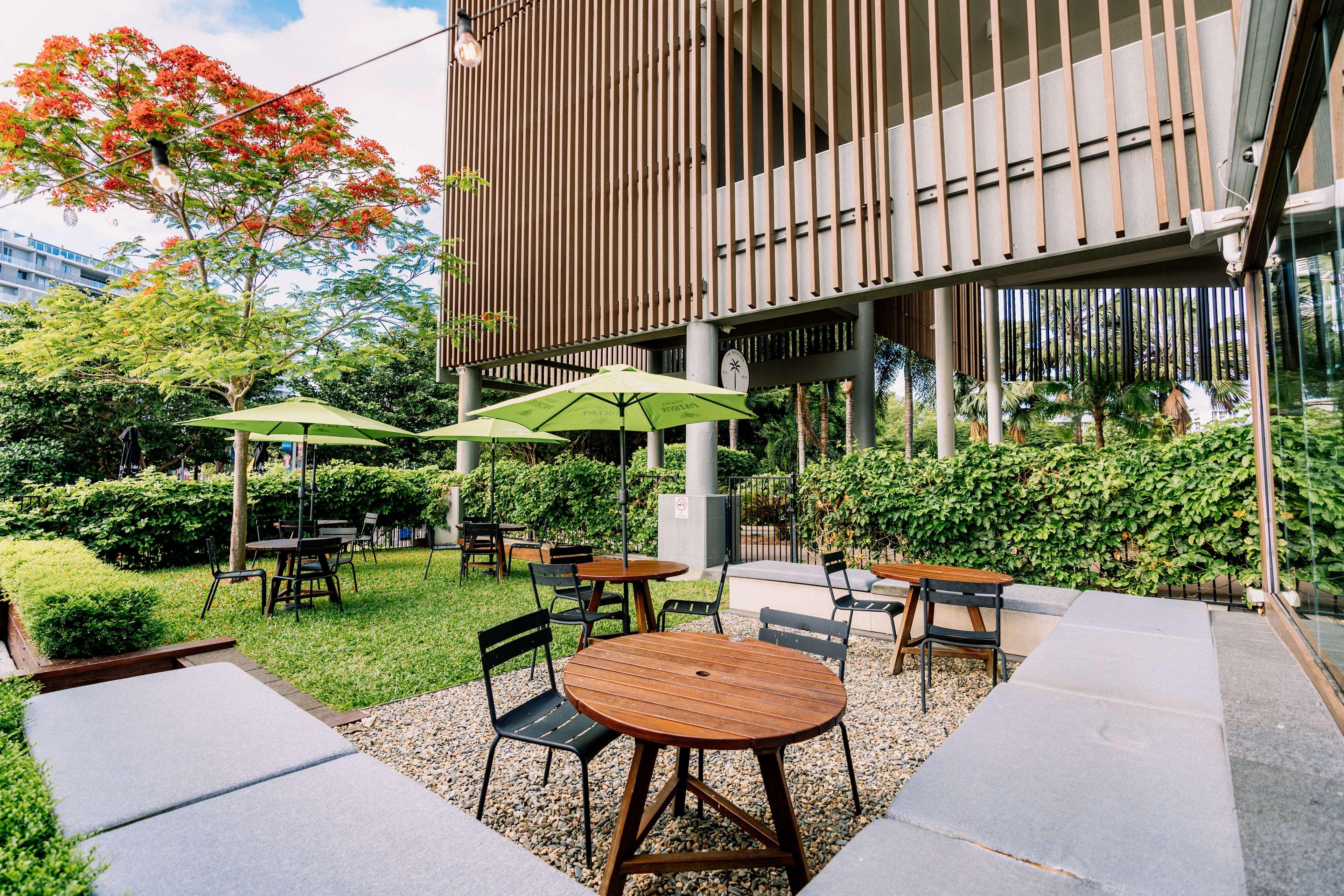 Shangri-La The Marina, Cairns Exterior photo The courtyard of the library