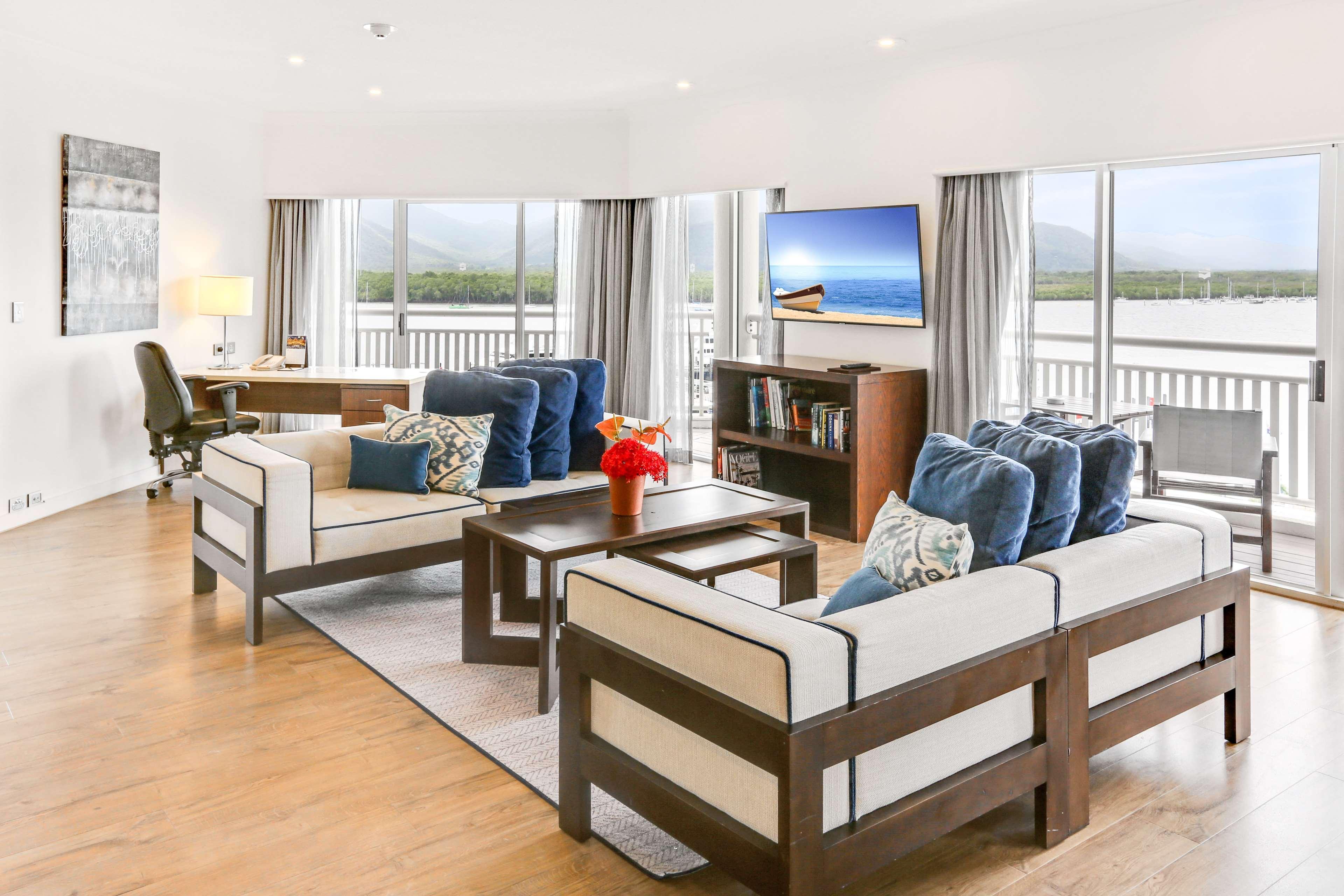 Shangri-La The Marina, Cairns Exterior photo Living room of a suite