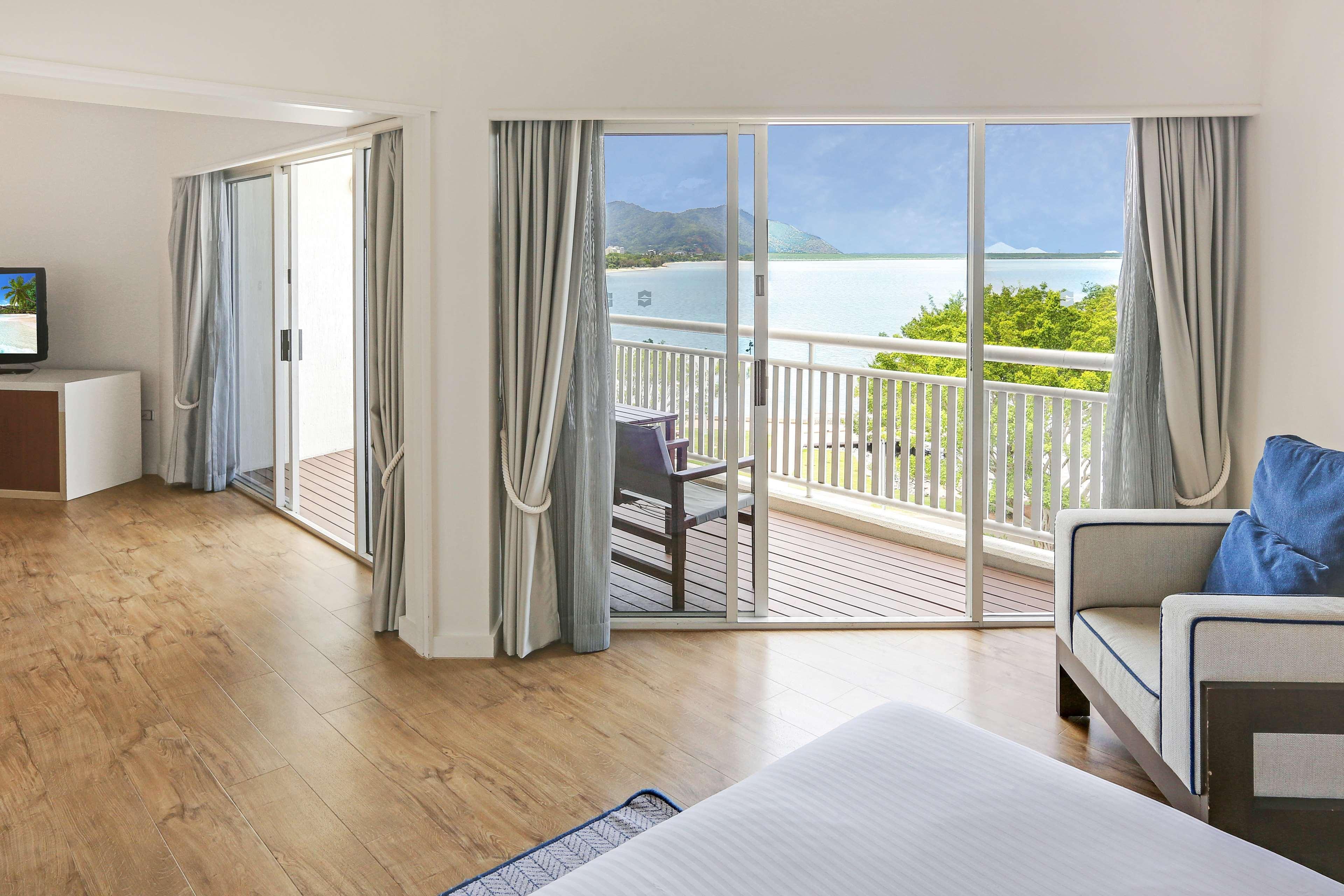 Shangri-La The Marina, Cairns Exterior photo A room at the resort