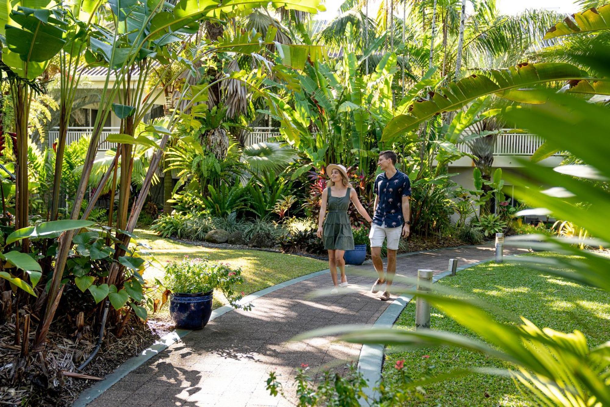 Shangri-La The Marina, Cairns Exterior photo The resort's gardens